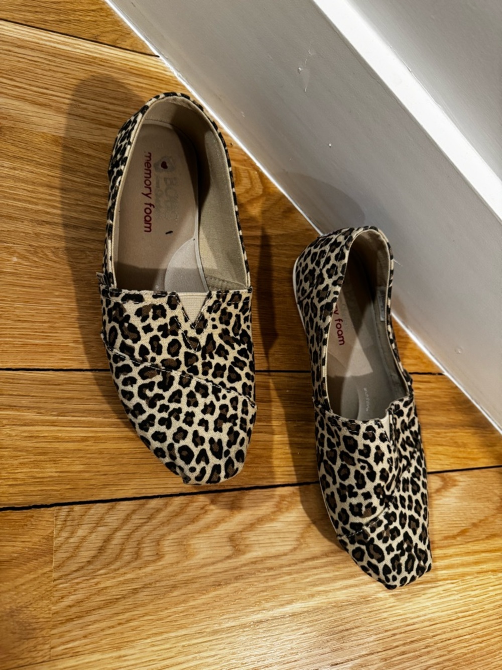Skechers BOBS Leopard Animal Print Slip-on Flats Memory Foam Size 8 Good Cond
